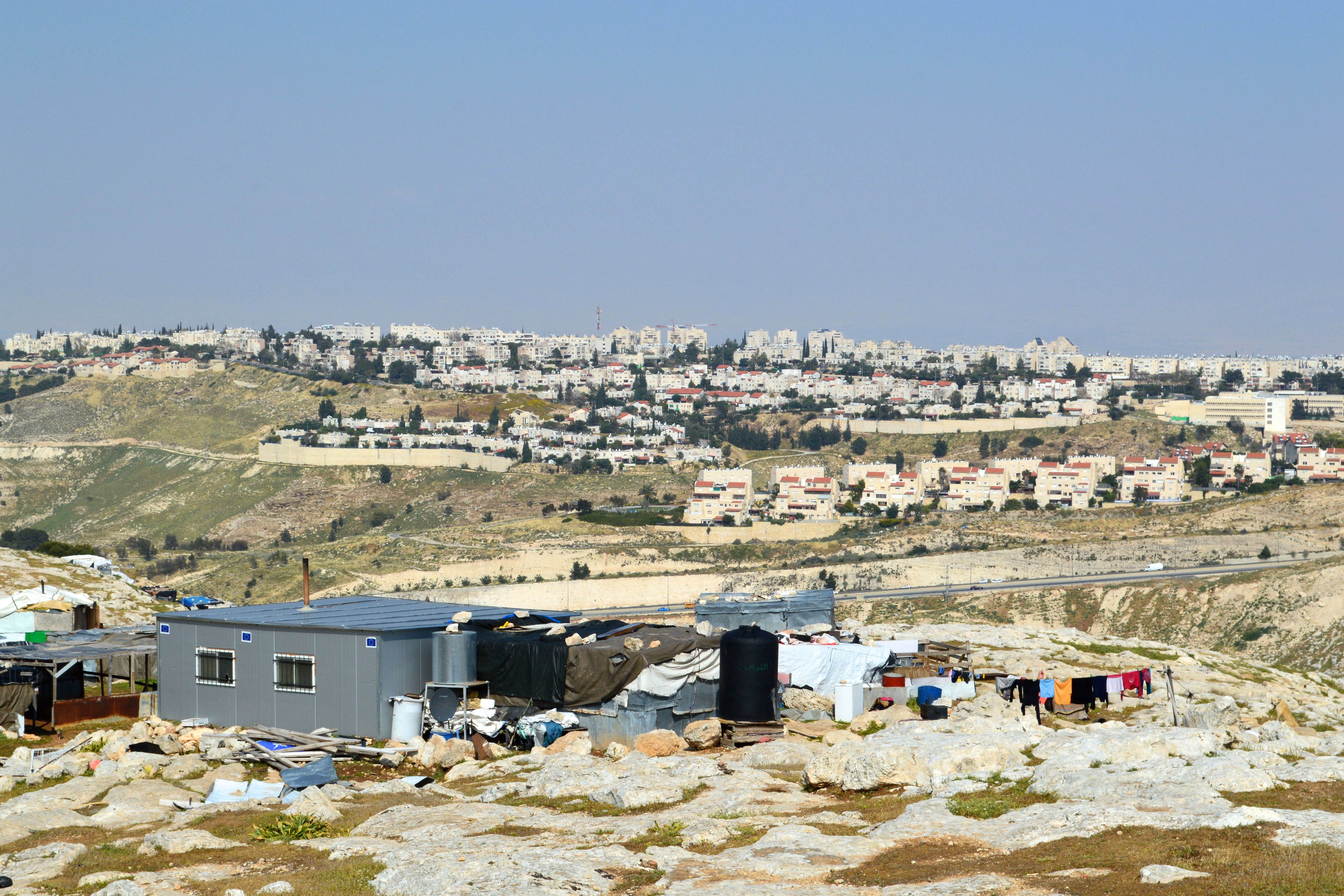 Hus i forgrunnen, åser med hus i bakgrunnen i Palestina.