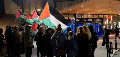 Markering med Palestina-flagg foran Bærum kulturhus.